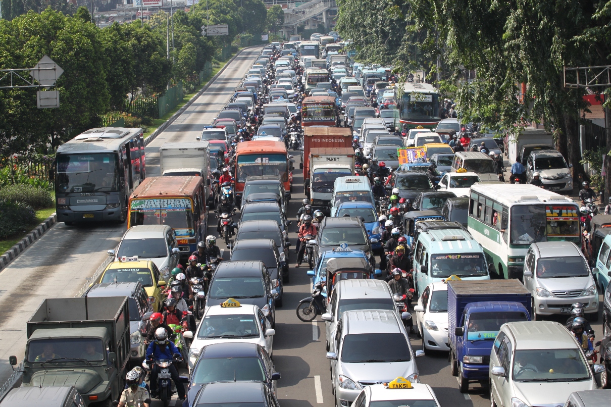 Rasio volume kendaraan dengan panjang jalan di Jakarta yang sudah tidak lagi seimbang, membuat kemacetan menjadi keseharian. Jumlah kendaraan pribadi dan kemacetan menjadi faktor boronya konsumsi BBM di Indonesia. Foto : Jay Fajar 