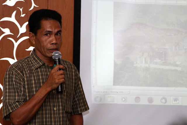 Jon Haerani, warga Desa Kahuku, Pulau Bang, Sulut, datang ke Jakarta, memberi kesaksian dalam sidang melawan Kementerian ESDM. Foto: Hari Wibowo