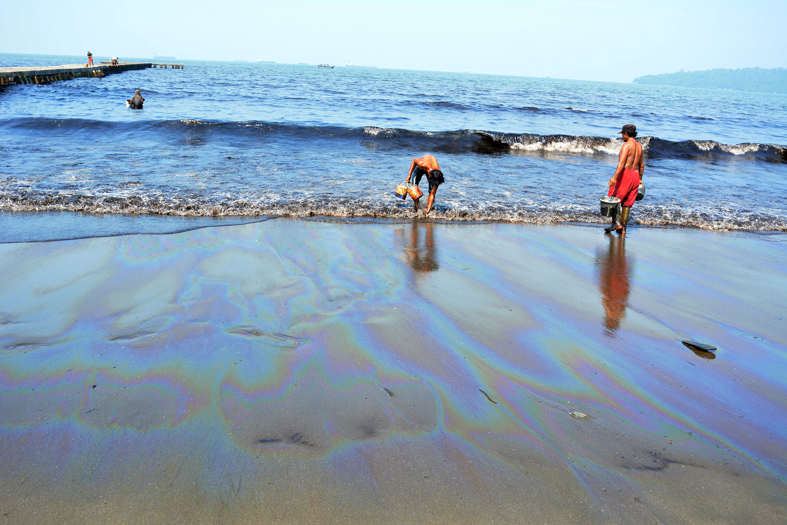 Kondisi pantai Teluk Penyu di Cilacap, Jateng yang tercemar tumpahan minyak mentah pada Senin (25/05/2015). Warga dan nelayan setempat bergotong-royong membersihkan pantai dengan mengambil tumpahan minyak tersebut. Foto : L Darmawan