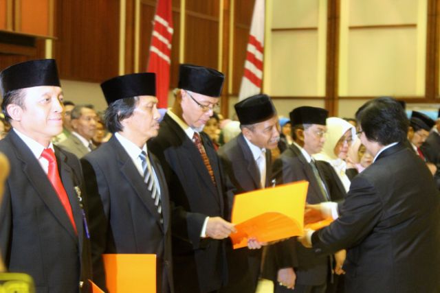 Environment and Forestry Ministry officials line up at the inauguration ceremony for new director-generals last week. From left, ministry Secretary-General Bambang Hendroyono, Environmental and Forestry Spatial Planning Director-General San Afri Awang, Ecosystem and Natural Resources Conservation Director-General Tachrir Fathoni and Watershed and Protected Forests Director-General Hilman Nugroho, who is shaking the hand of the minister, Siti Nurbaya. Photo: Sapariah Saturi