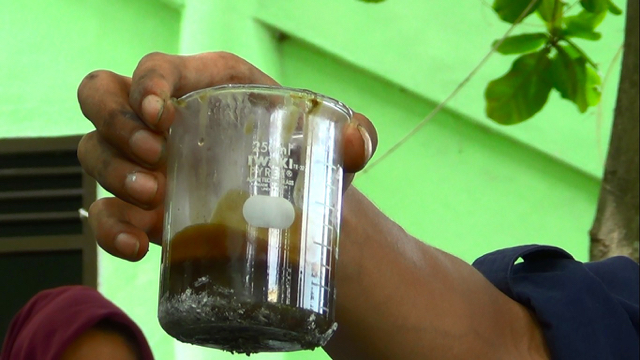 Bahan bakar hasil pengolahan plastik ini  ditempatkan di Beaker Glass. Foto: Ayat S Karokaro
