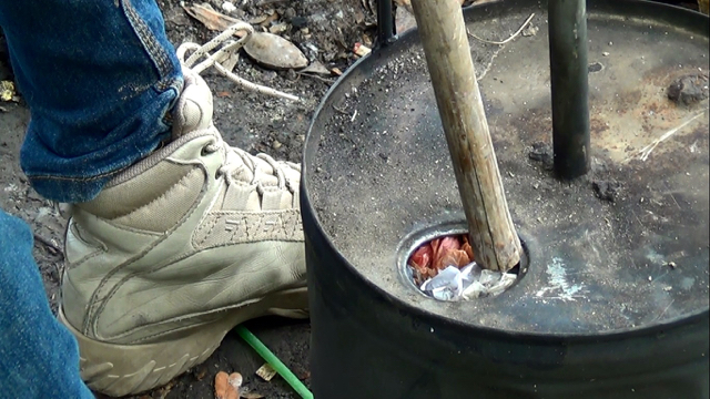 Kayu ini untuk memadatkan limbah yang dimasukkan ke tong kedap udara untuk proses mengambil cairan. Foto: Ayat S Karokaro