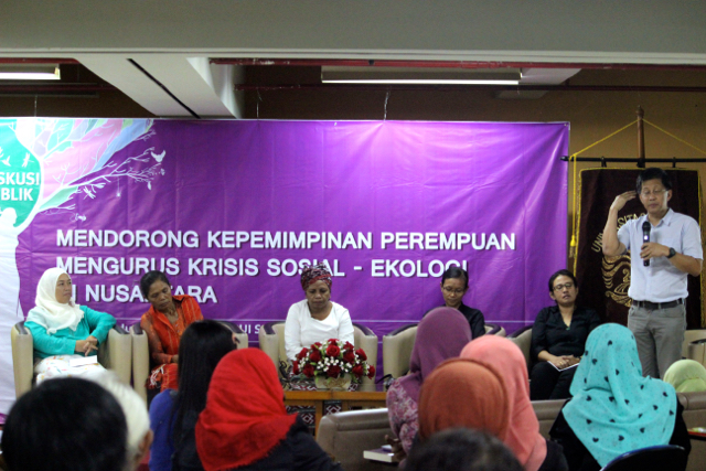 Para pemimpin perempuan dalam seminar di Kampus UI Salemba, Selasa (23/6/15). Mereka adalah Nissa Wargadipura, Pendiri Pesantren Ekologi Ath-Thaariq Garut, Jawa Barat (paling kiri); Rusmedia Lumban Gaol atau Opung Putera, perempuan adat dari Desa Sipituhuta, Humbang Hasundutan; Aleta Baun, pejuang lingkungan dari Molo, Kabupaten Timur Tengah Selatan, NTT. Lalu, Gunarti dari Sedulur Sikep, pejuang perempuan yang gigih menolak pabrik semen di Jawa, salah satu di Rembang serta Eva Bande, pejuang perempuan yang memimpin Front Rakyat Advokasi Sawit Sulteng. Dipandu moderator, Rocky Gerung. Foto: Sapariah Saturi