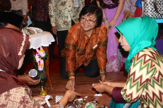 Menteri LHK, Siti Nurbaya, kala menyaksikan para ibu-ibu membuat kerajinan tangan dari sampah. Foto: Sapariah Saturi