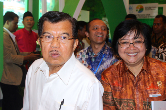 Wapres Jusuf Kalla bersama Menteri Lingkungan Hidup dan Kehutanan, Siti Nurbaya, kala mengunjungi beberapa stan pameran produk ramah lingkungan di Jakarta Hall Convention Centre. Foto: Sapariah Saturi
