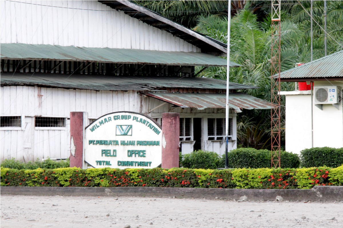 Kantor lapangan PT. Permata Hijau Pasaman, jalan akses menuju perusahaan juga menjadi pintu masuk ke Jorong Rantau Panjang, Nagari Sasak, Kecamatan Sasak Ranah Pesisir. Foto: Riko Coubut 