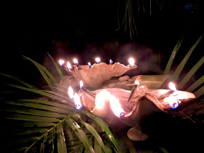 Lampu dari kulit kerang milik Riden Baruadi dengan bahan bakar minyak kelapa dicampur air menjadi pemenang lomba green tumbilotohe. Foto: Christopel Paino