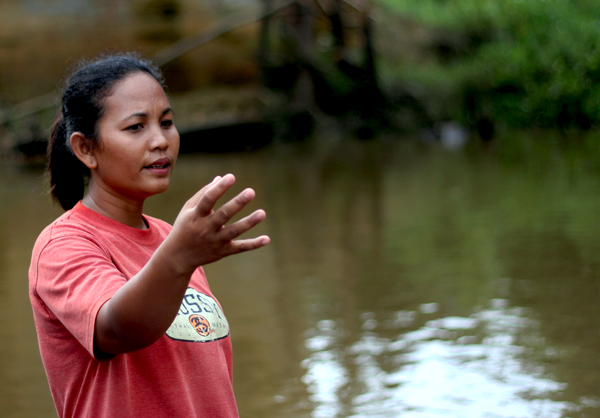 Ketua Nelayan Perempuan Sungai Putat, Anita, ketika menjelaskan sejumlah persoalan yang mengancam kelestarian Danau Bekat. Foto: Andi Fachrizal