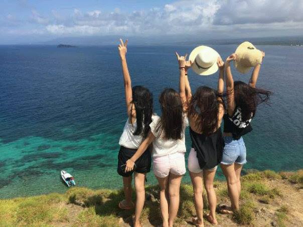 Wisatawan berfoto selfie di Pulau Baling-Baling, Desa Tumbak, Minahasa Utara, Sulut. Foto : Facebook Wisata Pulau Tumbak