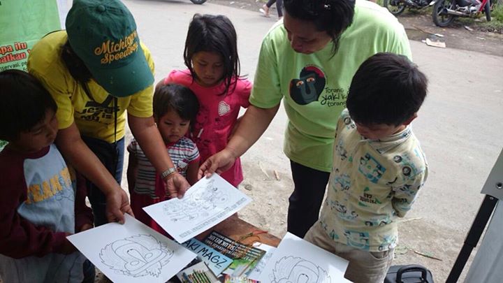 Stand informasi Yayasan Selamatkan Yaki di Pasar Langowan, Minahasa, Sulut, juga mengajak anak-anak untuk ikut terlibat dalam kegiatan mewarnai. Foto : Yayasan Selamatkan Yaki