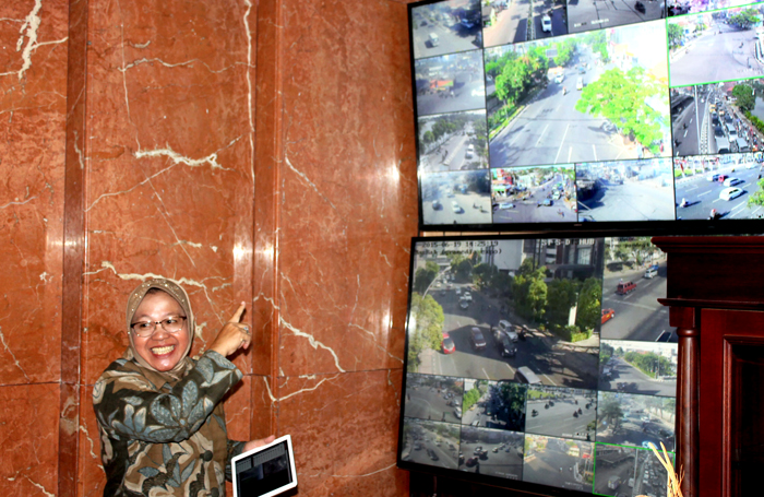 Walikota Surabaya Tri Rismaharini menunjukkan monitor CCTV pemantau jalan dan kawasan di Surabaya. Foto: Petrus Riski
