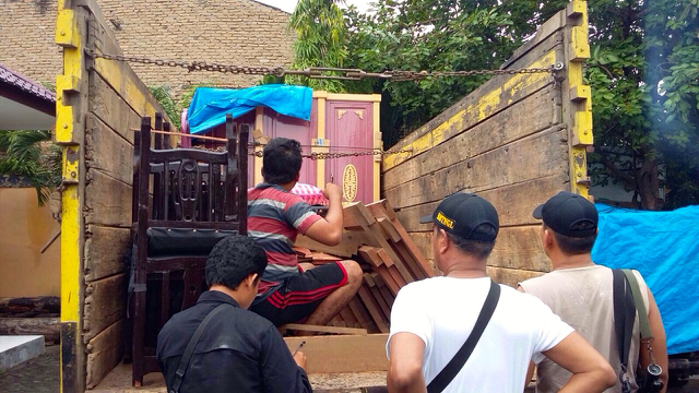 Petugas BBTNGL menggagalkan penjualan kayu olahan yang diambil dari kawasan TNGL oleh illegal loggers di kawasan Barak Induk Langkat. Foto: Ayat S Karokaro