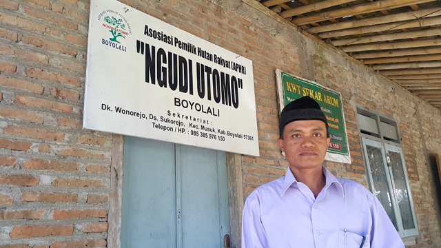 Sarono, Ketua Asosiasi Petani Hutan rakyat Ngudi Utomo berdiri di depan sekretariat. Foto: Tommy Apriando