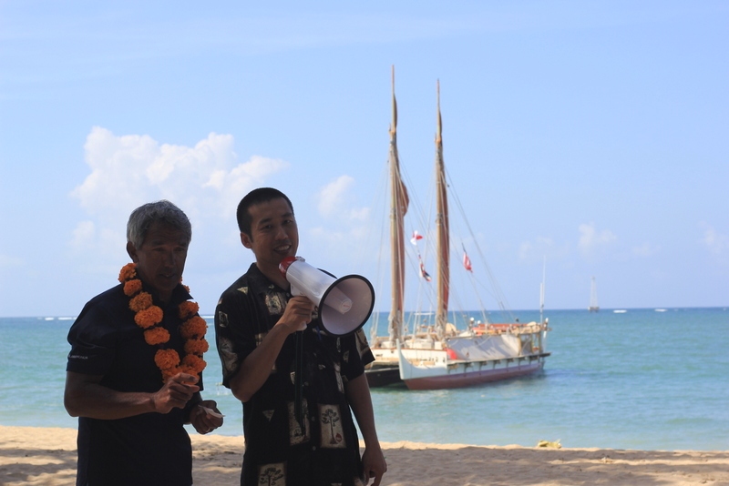 Nainoa Thompson (kiri) pemimpin pelayaran perahu tradisional Hawaii, Hōkūle a menjelaskan tentang pelayaran keliling dunia mereka ketika berlabuh di Pantai Sanur, Bali, awal Agustus 2015. Hōkūle a yang berumur 40 tahun ini berlayar sejak Mei 2014 sampai Juni 2017 nanti, untuk mengkampanyekan kearifan lokal pelaut tangguh Hawaii di masa lalu sekaligus pelestarian lingkungan dan perubahan iklim. Foto : Luh De Suriyani