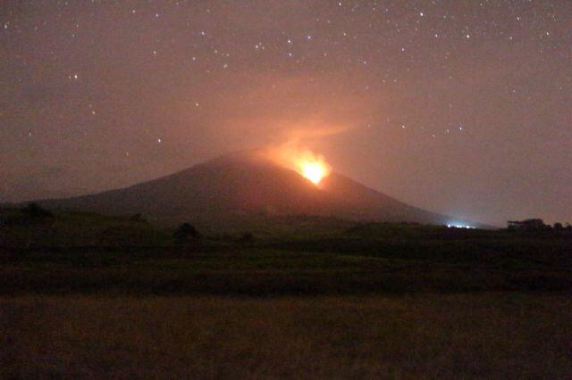 Penampakan Gunung Dempo yang terbakar, dilihat malam hari. Foto: Muhammad Wujud