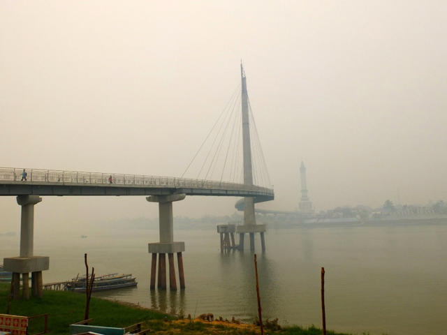 Jambatan di Kota Jambi, masih pekat diselimuti asap. Foto: LIli Rambe