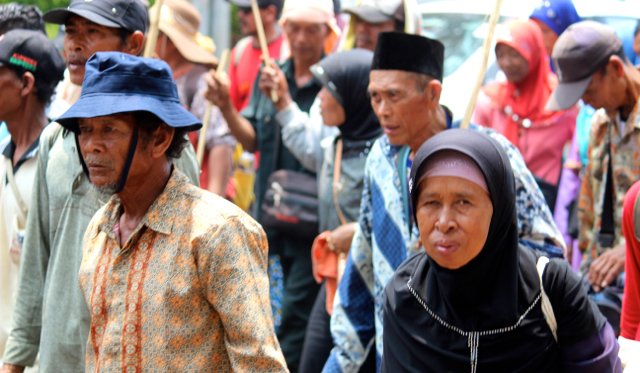 Para petani menagih janji Jokowi. Foto: Sapariah Saturi