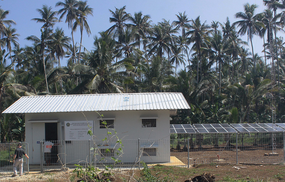 Gardu instalasi Pembangkit Listrik Tenaga Surya (PLTS) dan solar panel di Pulau Matutuang Kec. P. Maroro, Kabupaten Kepulauan Sangihe, Sulawesi Utara sebagai penyedia listrik kepada masyarakat di pulau tersebut. Pulau Matutuang merupakan salah satu pulau program PLTS di 25 pulau-pulau kecil/terluar berpenduduk dari Ditjen. Kelautan, Pesisir dan Pulau-pulau Kecil (KP3K) KKP dan Ditjen. Energi Baru Terbarukan dan Konservasi Energi (EBTKE) KESDM. Foto : Agustinus Wijayanto