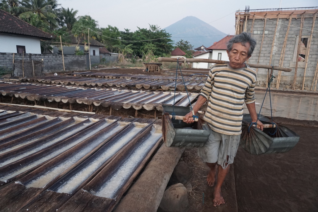 Petani di Amed, Desa Purwakerthi, Karangasem, Bali mengolah air laut menjadi garam. Petani garam di Amed makin terjepit lahannya oleh bangunan perkembangan industri pariwisata. Foto : Luh De Suriyani