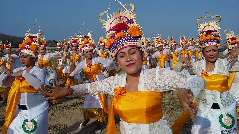 Seribuan perempuan mengikuti persembahan Tari Rejang di Pulau Nusa Penida, Klungkng, Bali untuk semesta dan Dewa Baruna, pada Sabtu (03/10/2015) pagi. Foto : Luh De Suriyani