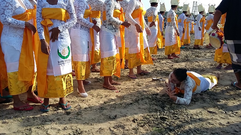 Salah seorang penari mengalami kerasukan (trance) saat dilakukan Tari Rejang Tari Rejang di Pulau Nusa Penida, Klungkng, Bali untuk semesta dan Dewa Baruna, pada Sabtu (03/10/2015) pagi. Foto : Luh De Suriyani