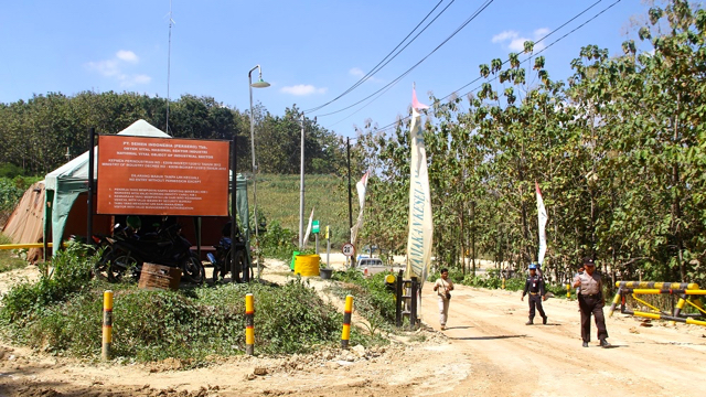 Penjagaan dengan bantuan polisi di depan pintu masuk tapak pabrik semen dengan alasan objek vital negara. Padahal buktinya PT. Semen Indonesia di Rembang belum masuk sebagai obyek vital negara. Foto: Tommy Apriando