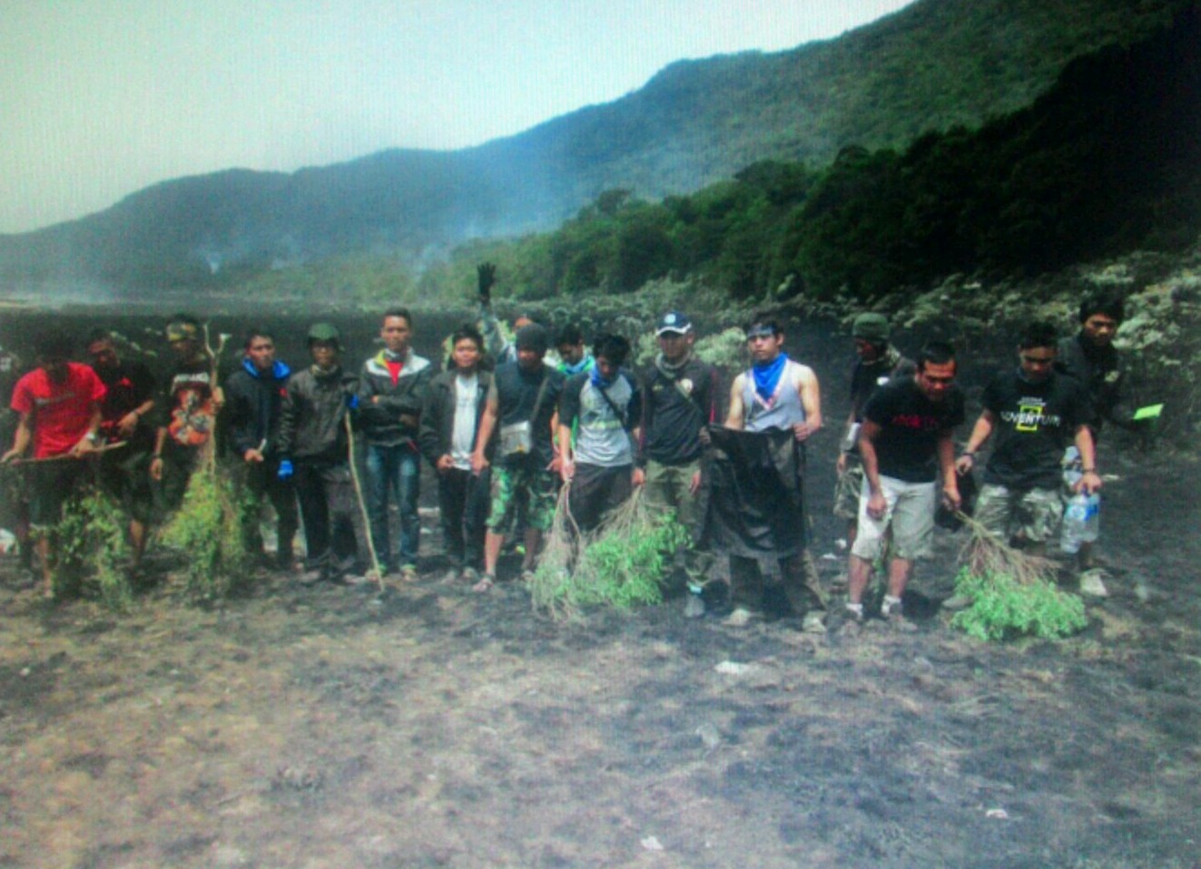 Petugas dibantu relawan memadamkan kebakaran di areal Alun Alun Surya Kencana Taman Nasional Gunung Gede Pangrango (TNGGP) yang terjadi pada Minggu (27/09/2015). Api diduga berasal dari api unggu dari peziarah. Foto : TNGGP
