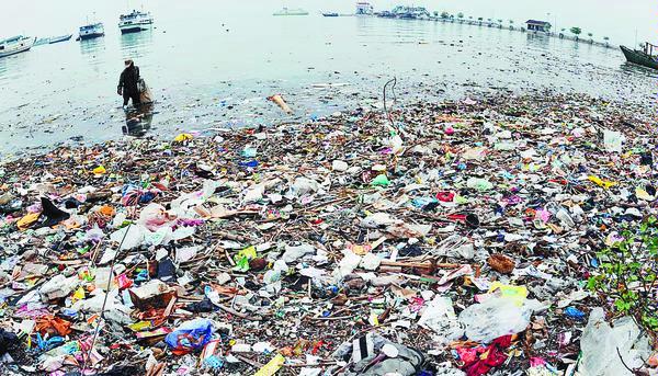 Tumpukan sampah plastik di pesisir pantai. Sampah ini membahayakan biota laut dan manusia bila membaur dalam rantai makanan. Foto: kkp.go.id
