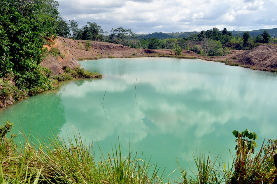 Lubang tambang batubara di Kalimantan Timur yang sejak 2011 hingga kini telah menelan korban 24 anak. Kaltim juga mengdeklarasikan diri sebagai provinsi pembangunan hijau. Mungkinkah? Foto: Jatam Kaltim
