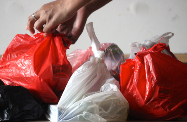 Kurangi penggunaan kantong plastik. Indonesia peringkat kedua dunia penghasil sampah plastik, setelah Tingkok. Dalam tiap menit, Indonesia menggunakan kantong plastik lebih 1 juta. Salah satu upaya mengurangi, mulai 21 Februari ini pemerintah membuat kebijakan plastik berbayar pada 23 kabupaten/kota di Indonesia. Foto: Sapariah Saturi 