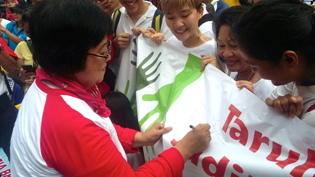 Siti Nurbaya, Menteri LHK, kala tanda tangan Deklarasi Bebas Sampah 2020. Foto: Indra Nugraha