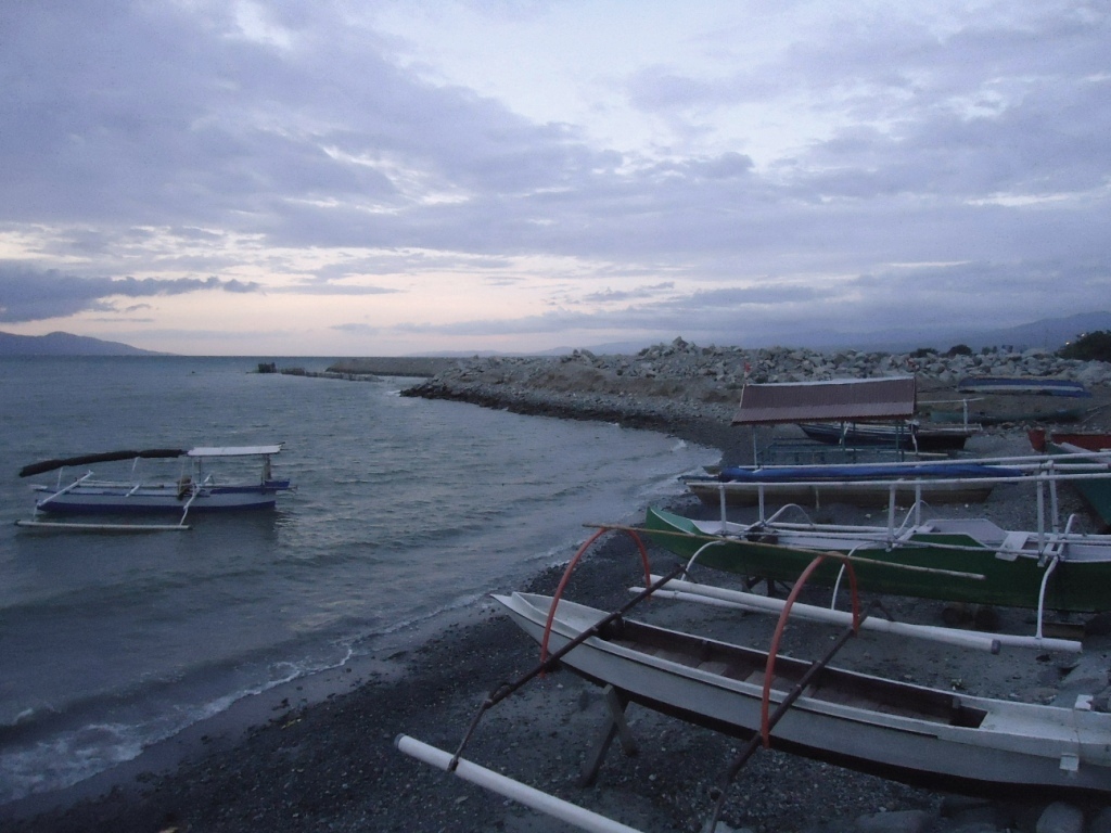 Jejeran perahu yang tertambat disebelah areal reklamasi di pantai di Teluk Palu, Sulawesi Tengah. Foto : Themmy Doaly