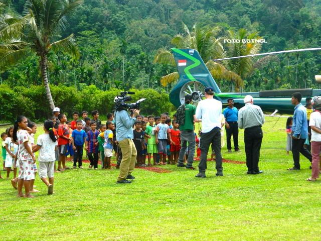 Kerumunan anak-anak kala melihat rombongan Leonardo DiCaprio, datang ke Ketambe, Aceh. Foto: BBTNGL