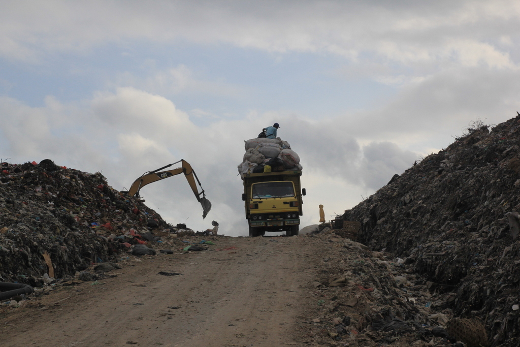 Sebuah truk melintasi tempat pembuangan akhir sampah (TPA) Suwung, yang terbesar di Bali. Foto : Luh De Suriyani 