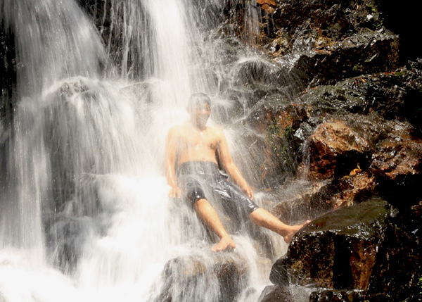 Air terjun ini mengalir hingga ke kaki Bukit Tiong Kandang dan menjadi anugerah alam bagi masyarakat adat Desa Tae. Foto: Andi Fachrizal