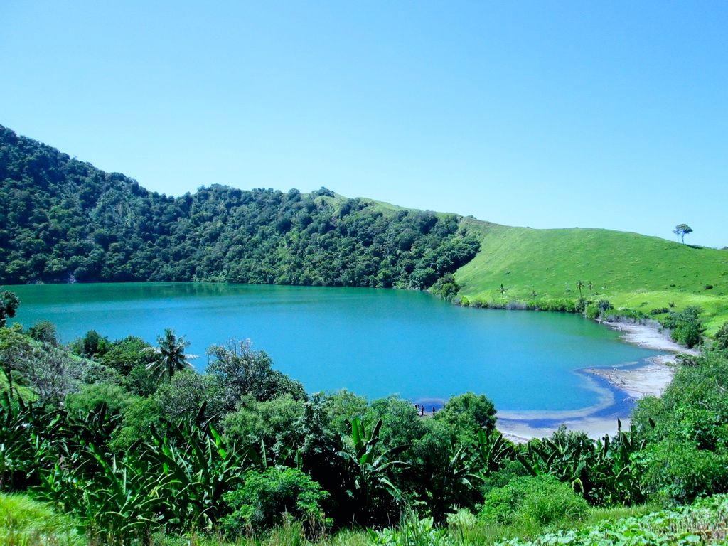 Danau Semparong, dilihat dari bukit sebelah barat. Foto: Ebed de Rosary
