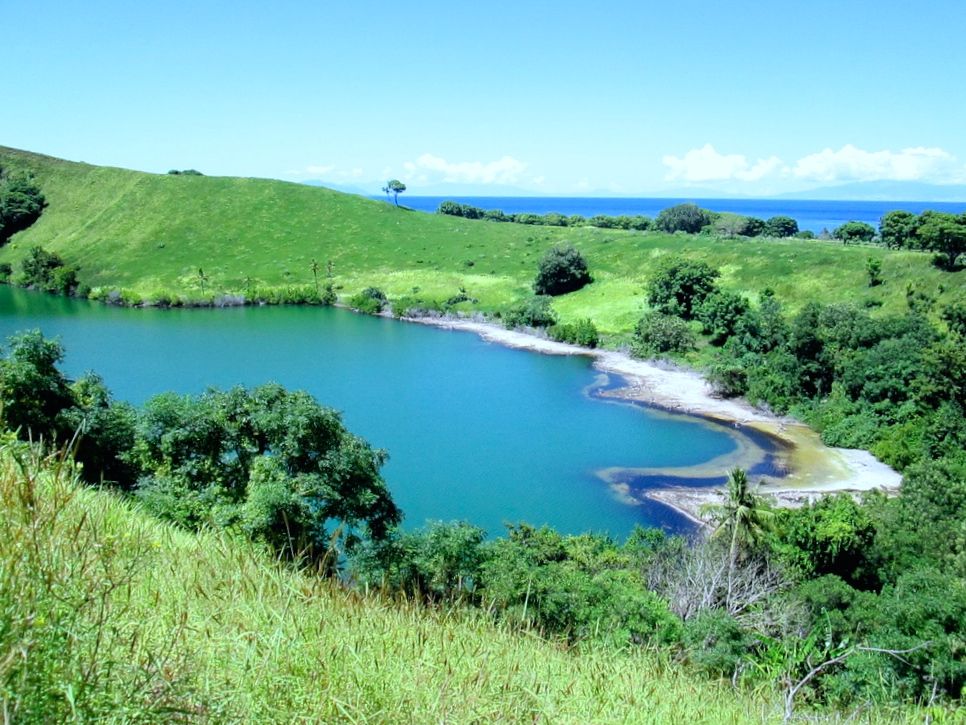 Danau Semparong, dilihat dari puncak bukit. Tampak di latar belakang laut lepas yang berjarak sekitar 1 km dari danau. Foto: Ebed de Rosary