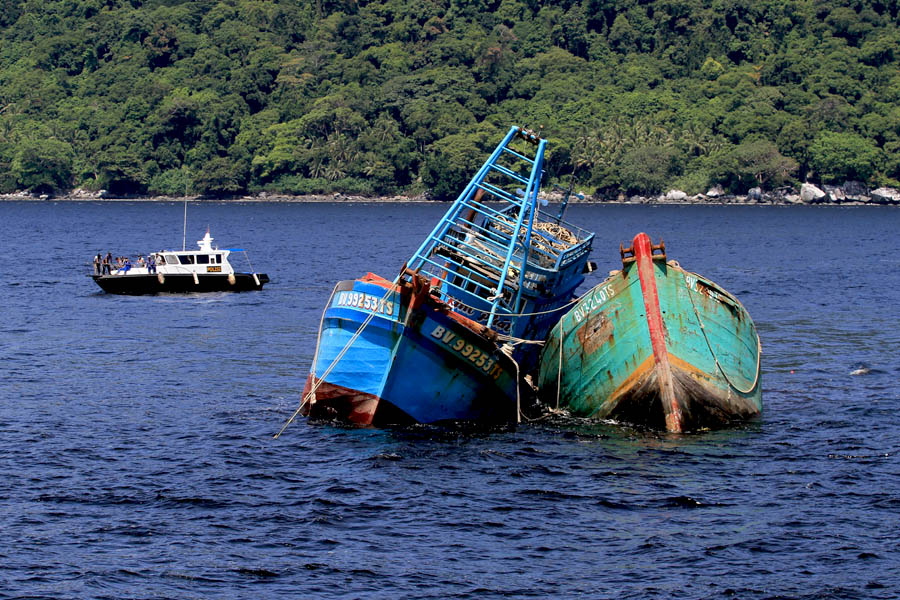 Kapal pencuri ikan asal Vietnam ini saat ditangkap menggunakan nama dan Bendera Indonesia. Foto: Aseanty Pahlevi 