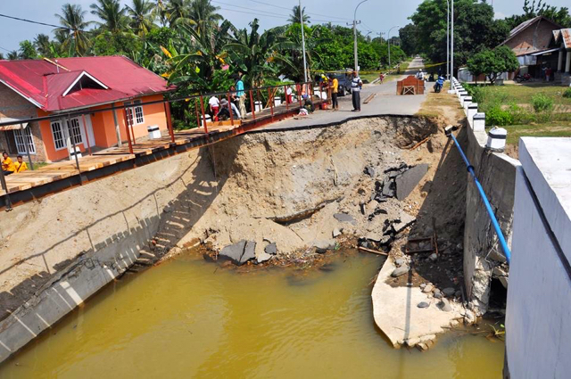 Jembatan terputus di Pasir Jambak, dibangun darurat. Foto: Vinolia