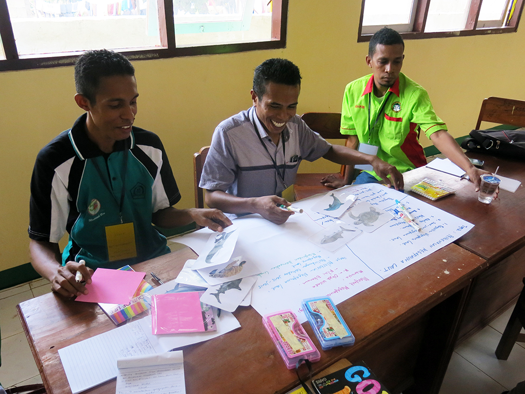 Peserta bersemangat mengikuti penyusunan muatan lokal pendidikan lingkungan hidup oleh Reef Check Indonesia untuk perwakilan pendidik dari SD, SMP, dan SMA/SMK di Desa Lamakera Pulau Solor, Nusa Tenggara Timur. Foto : Lina PW / Reef Check Indonesia