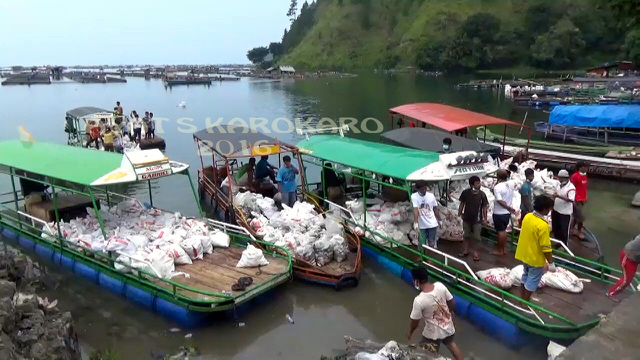 Kapal-kapal nelayan ini dipakai untuk mengangkut ribuan ton ikan yang mati di Danau Toba. Foto: Ayat S Karokaro