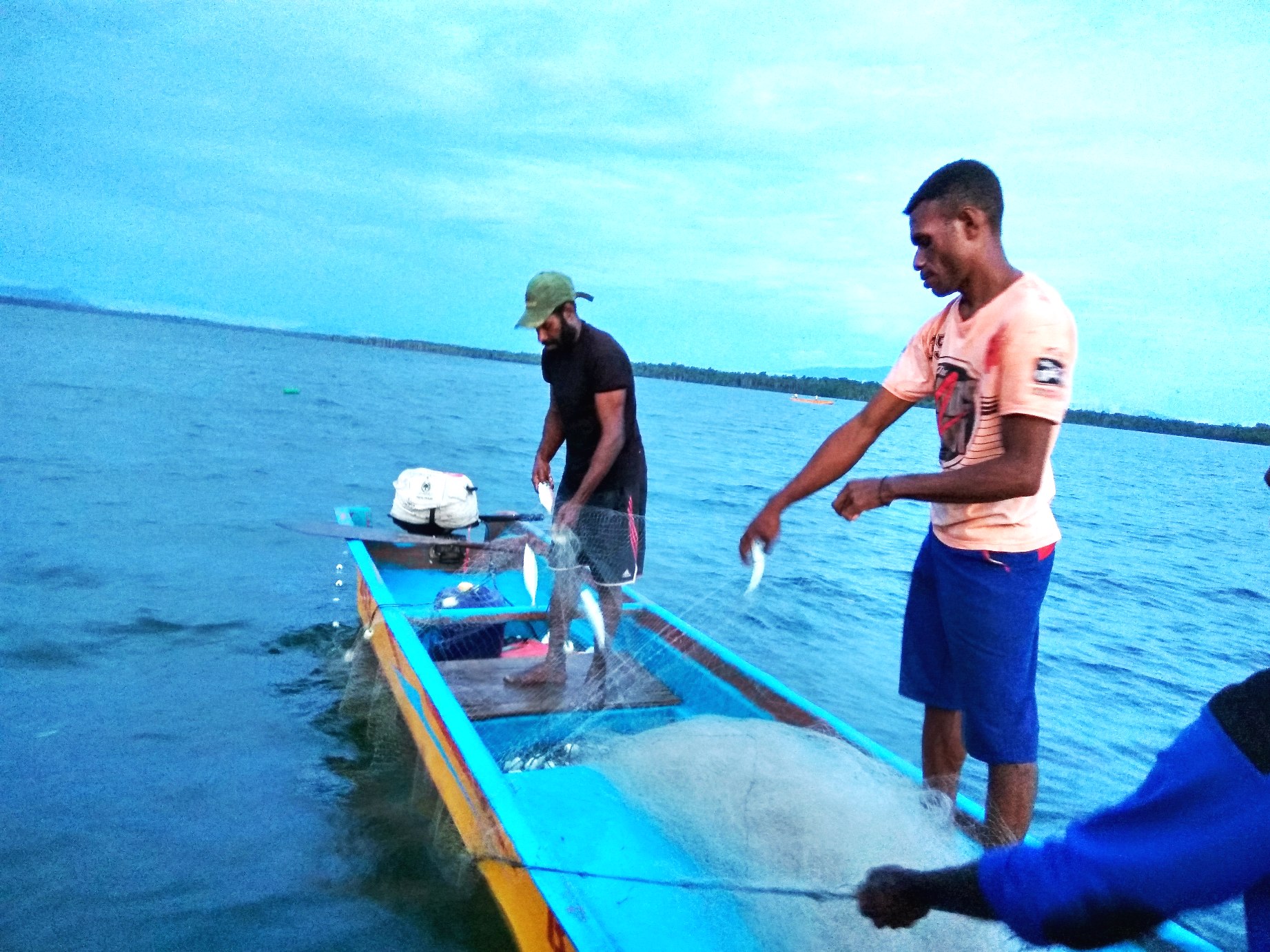 Nelayan menangkap ikan di perairan di kawasan konservasi Pulau Namatota, Kabupaten Kaimana, Papua Barat yang termasuk Kawasan Konservasi Perairan Daerah (KPPD) Kaimana. Foto : M Ambari