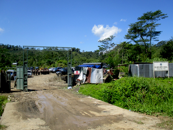 Areal camp dan operasi tambang batu bara bawah tanah PT. CBS di Desa Lubuk Unen Kecamatan Merigi Kelindang yang kini dijaga anggota poisi. Foto: Dedek Hendry