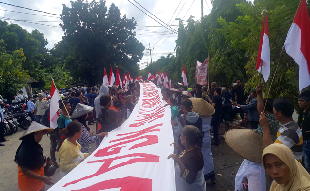 Aksi warga Kendeng di PTTUN Surabaya. Foto: Lusia Arumingtyas