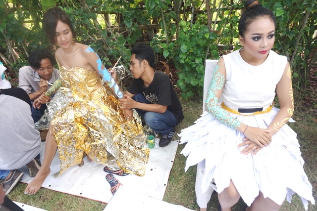 Fashion dari kertas skripsi (kanan baju putih) dari desainer Adi Siput dalam acara TrashStock di Denpasar, Bali, pada pertengahan Juli 2016. Foto : Luh De Suriyani