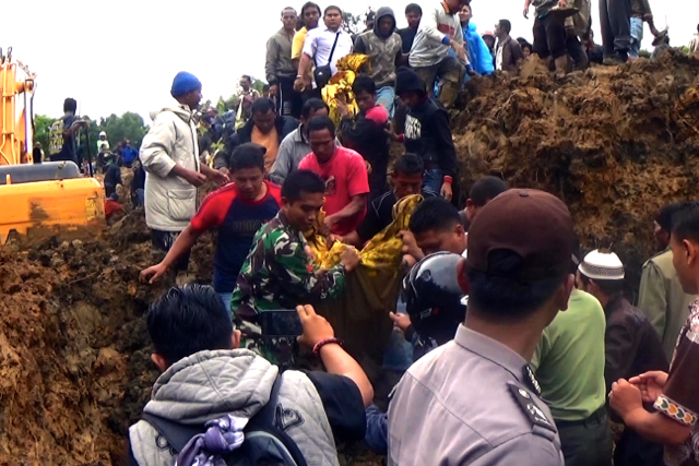 Proses mengevakuasi korbn longsor di Solok. Foto: Lidairak Aferah 