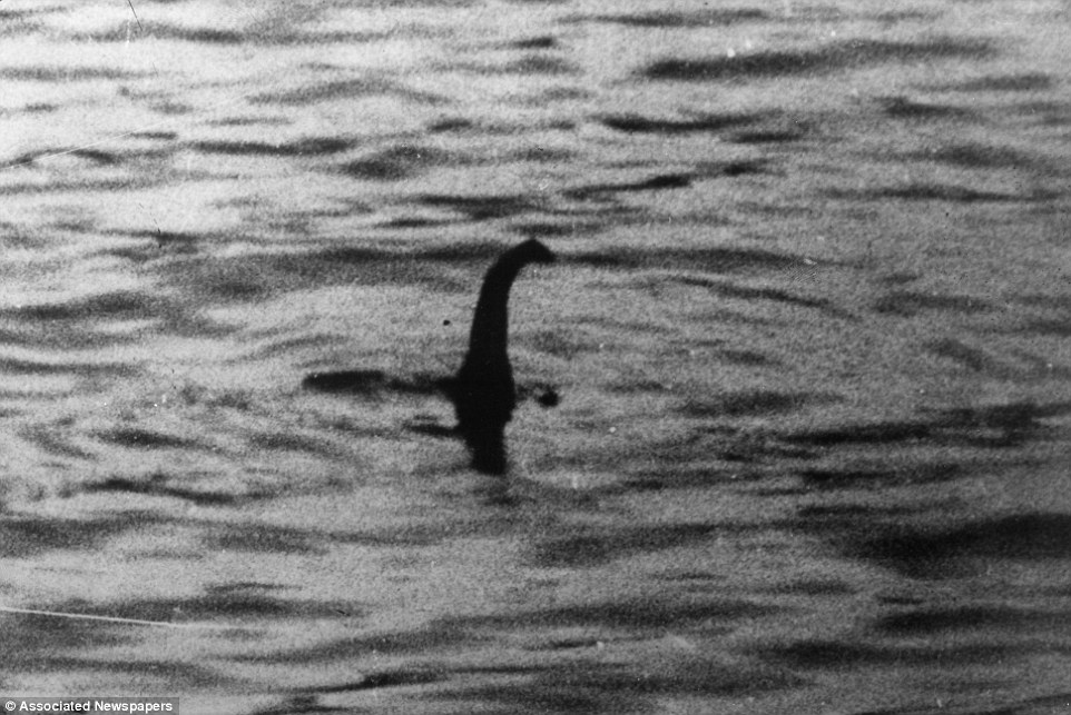 Foto legenda Loch Ness yang diambil oleh Robert Wilson pada 1934. Foto: AP
