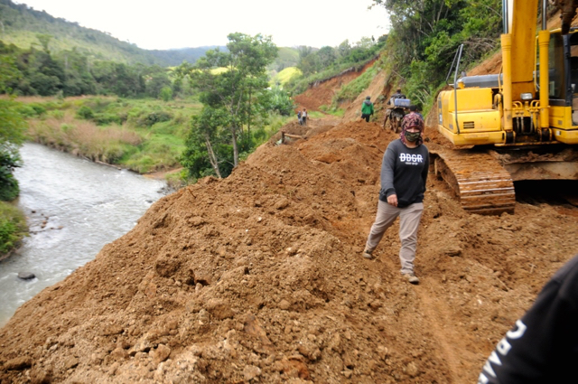 Alat berat perusahaan mulai bekerja dan timbunan tanah sebagian menutupi sungai. Foto: Eko Rusdianto