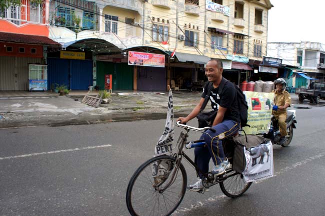 Samsudin berkeliling Sumatera dengan sepeda ontelnya untuk mengkampanyekan penyelamatan satwa. Foto: Chik Rini