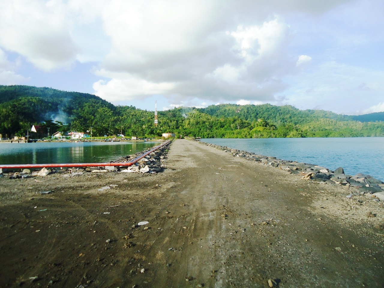 Jalan dari dermaga pelabuhan perikanan Dagho, Sangihe, Sulut menuju pabrik pengolahan ikan. Pembangunan gudang beku terintegrasi ini sebagai bagian dari pembangunan sentra bisnis kelautan dan perikanan terpadu (SKPT) di Pulau Talaud. Foto : Themmy Doaly